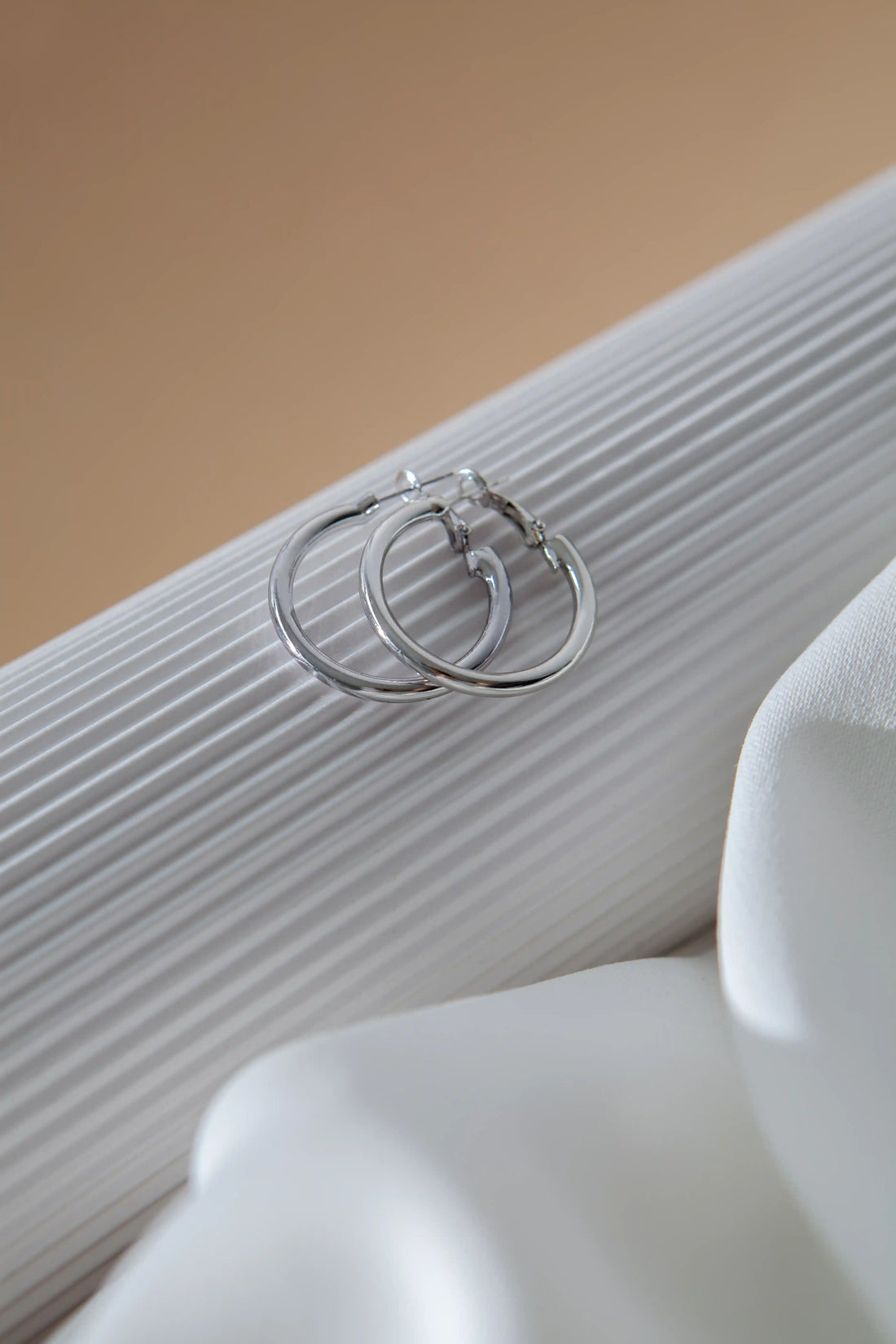 Platino para Anillos de Compromiso: Guía Completa y Comparativa con Oro Blanco