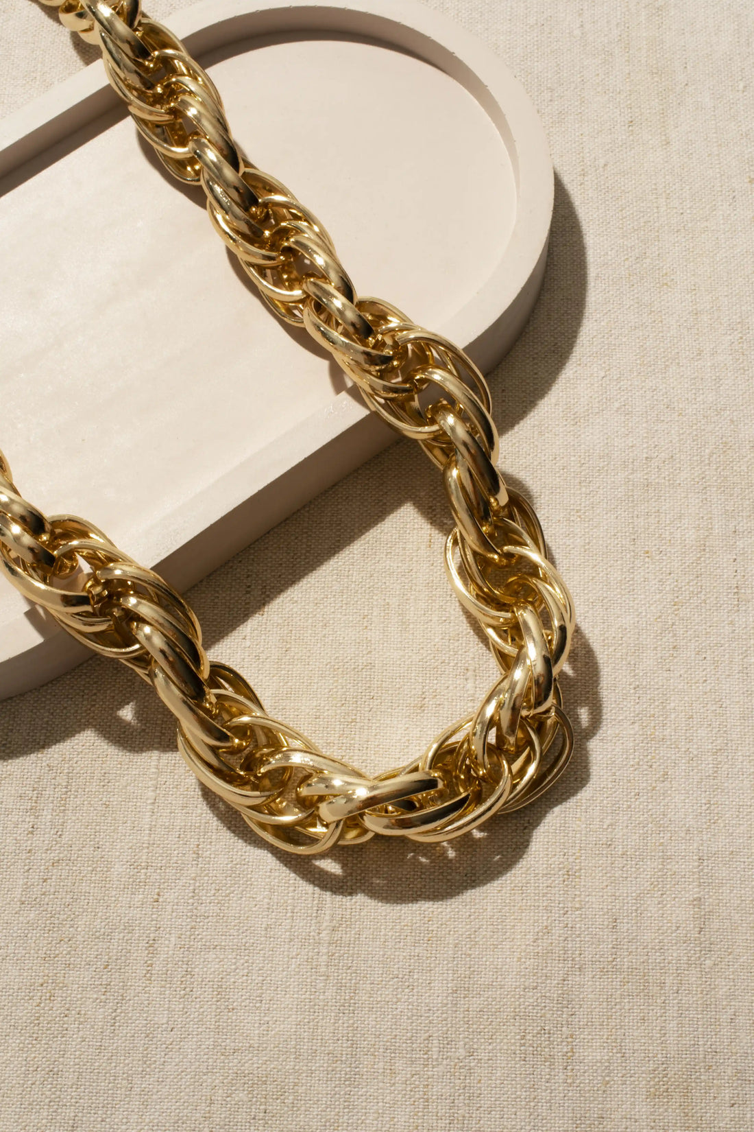 Oro Amarillo en Anillos de Compromiso: Guía Completa 14k vs 18k y Tendencias 2025