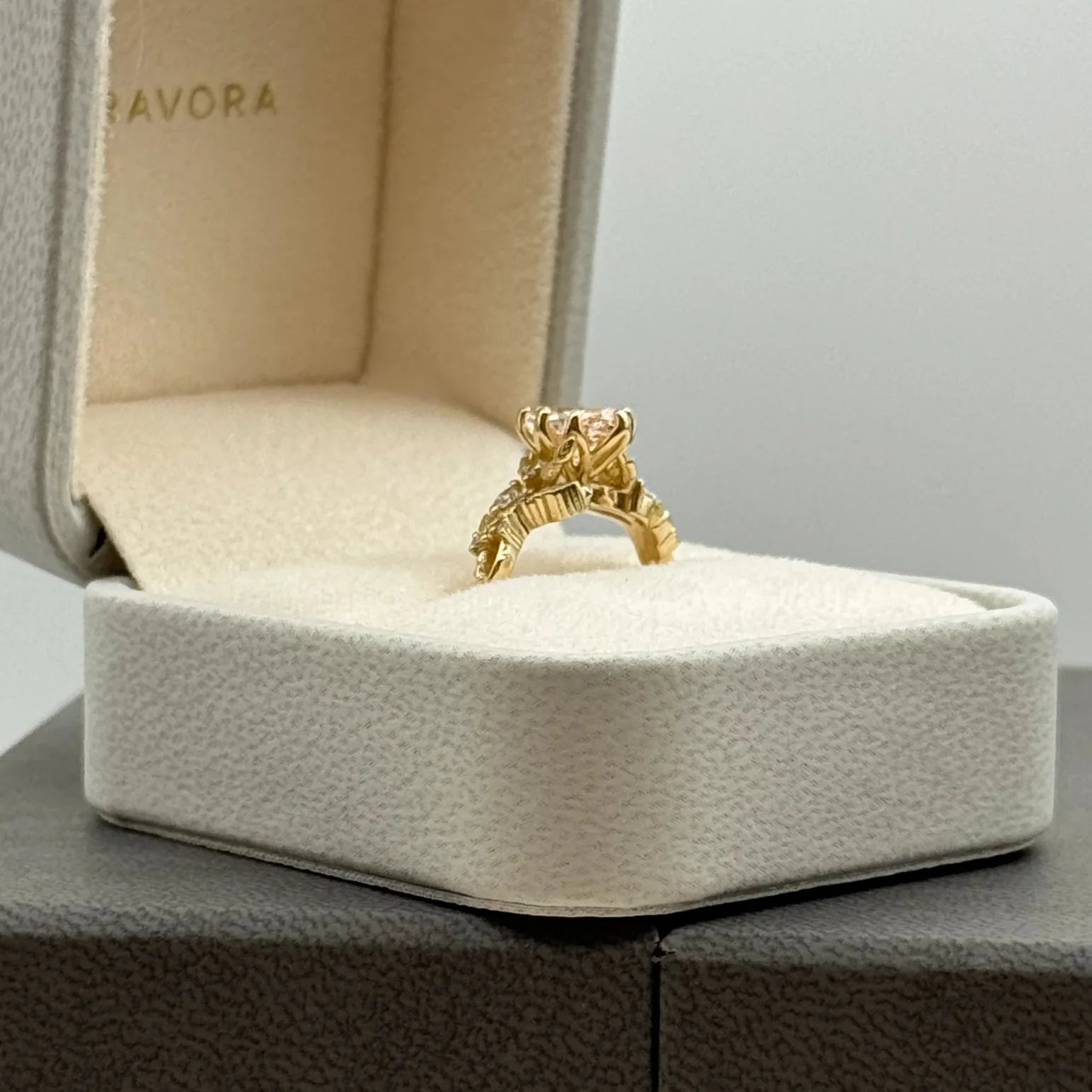 Fotografía lifestyle de anillo de compromiso BRAVORA