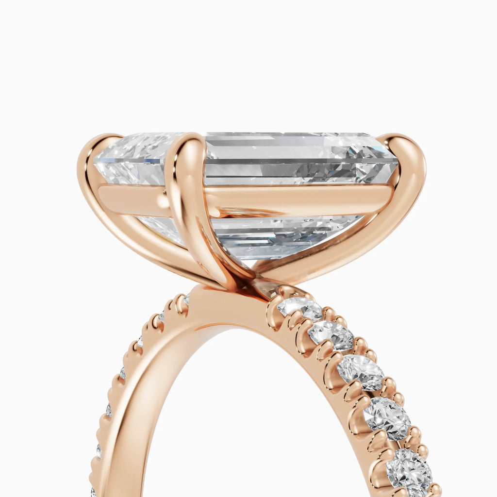 Anillo de compromiso AURORA esmeralda solitario corte medio pavé - lifestyle