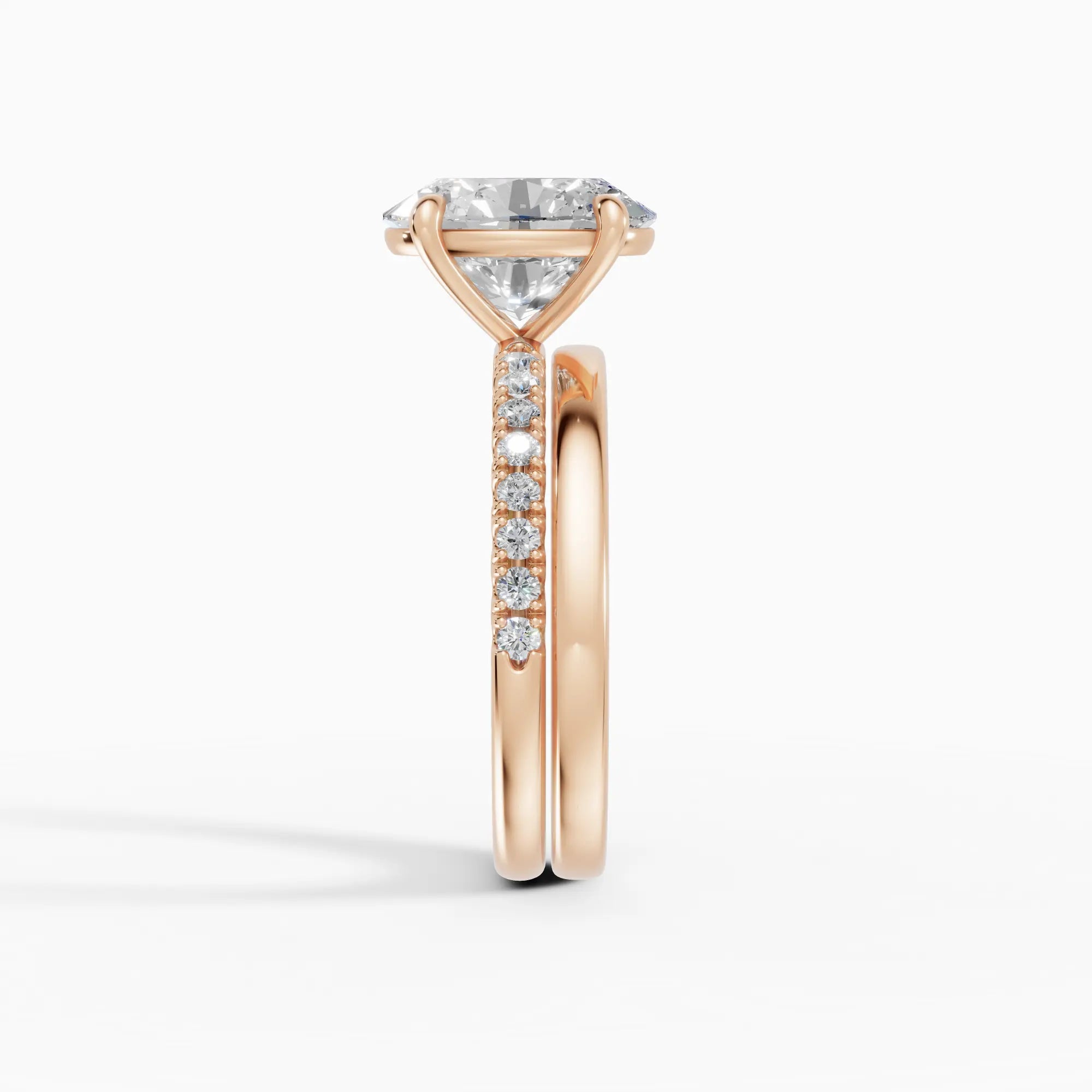 AURORA | Anillo solitario corte oval medio pavé