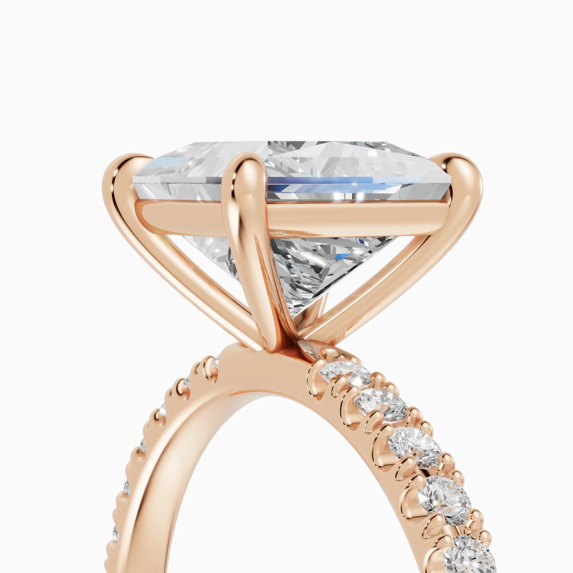 AURORA | Anillo solitario corte princesa medio pavé