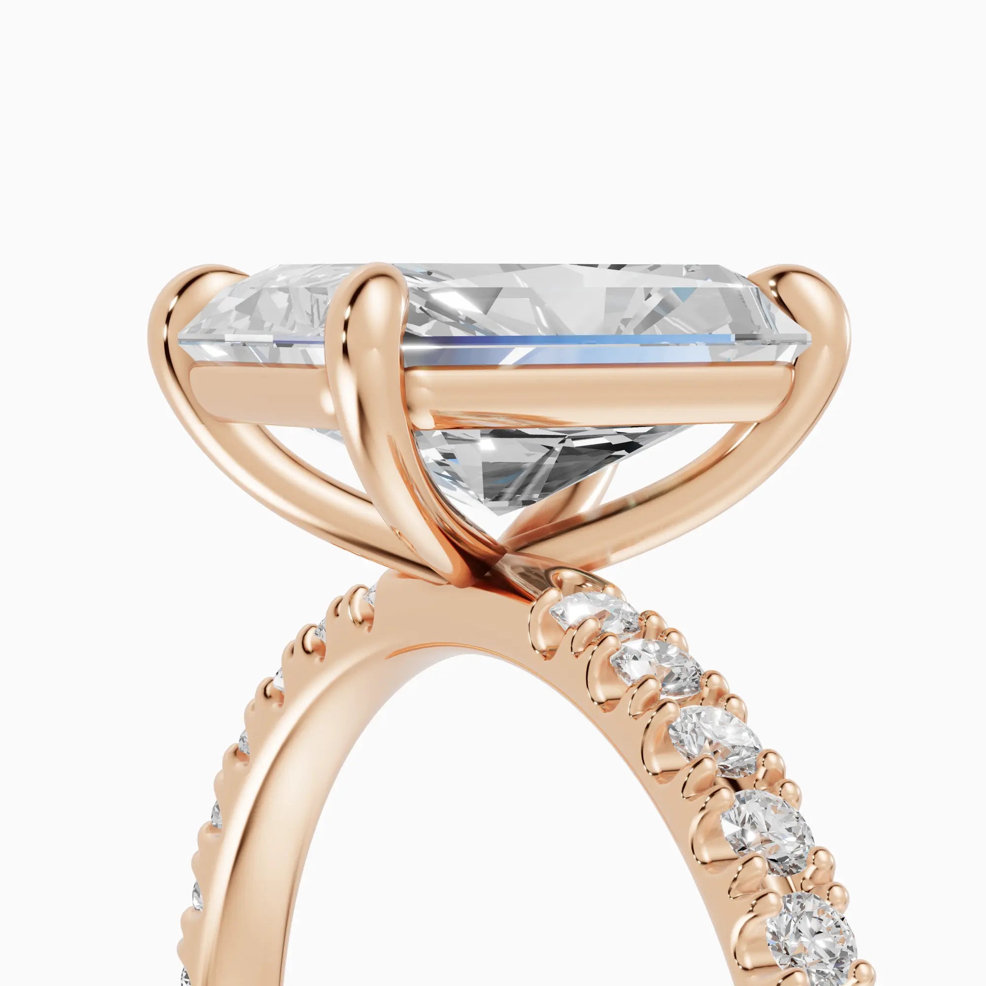 AURORA | Anillo solitario corte radiante medio pavé