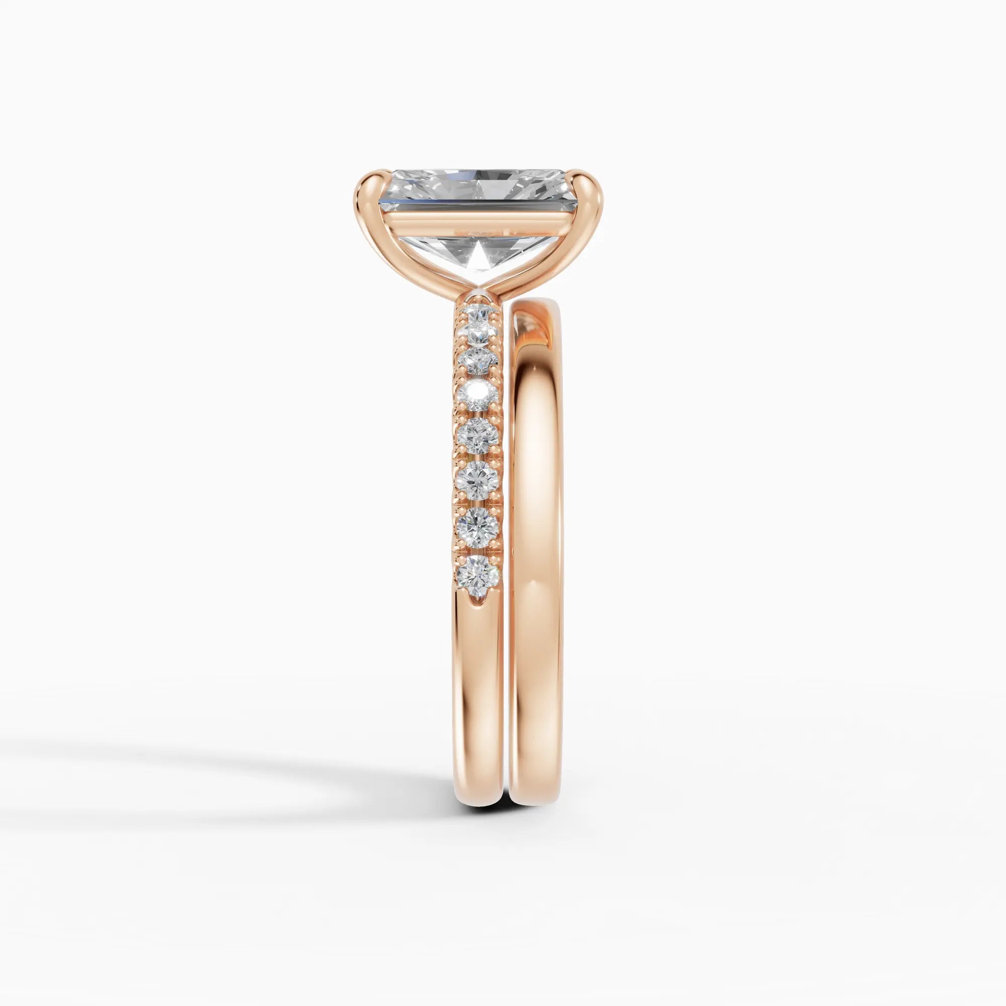 AURORA | Anillo solitario corte radiante medio pavé