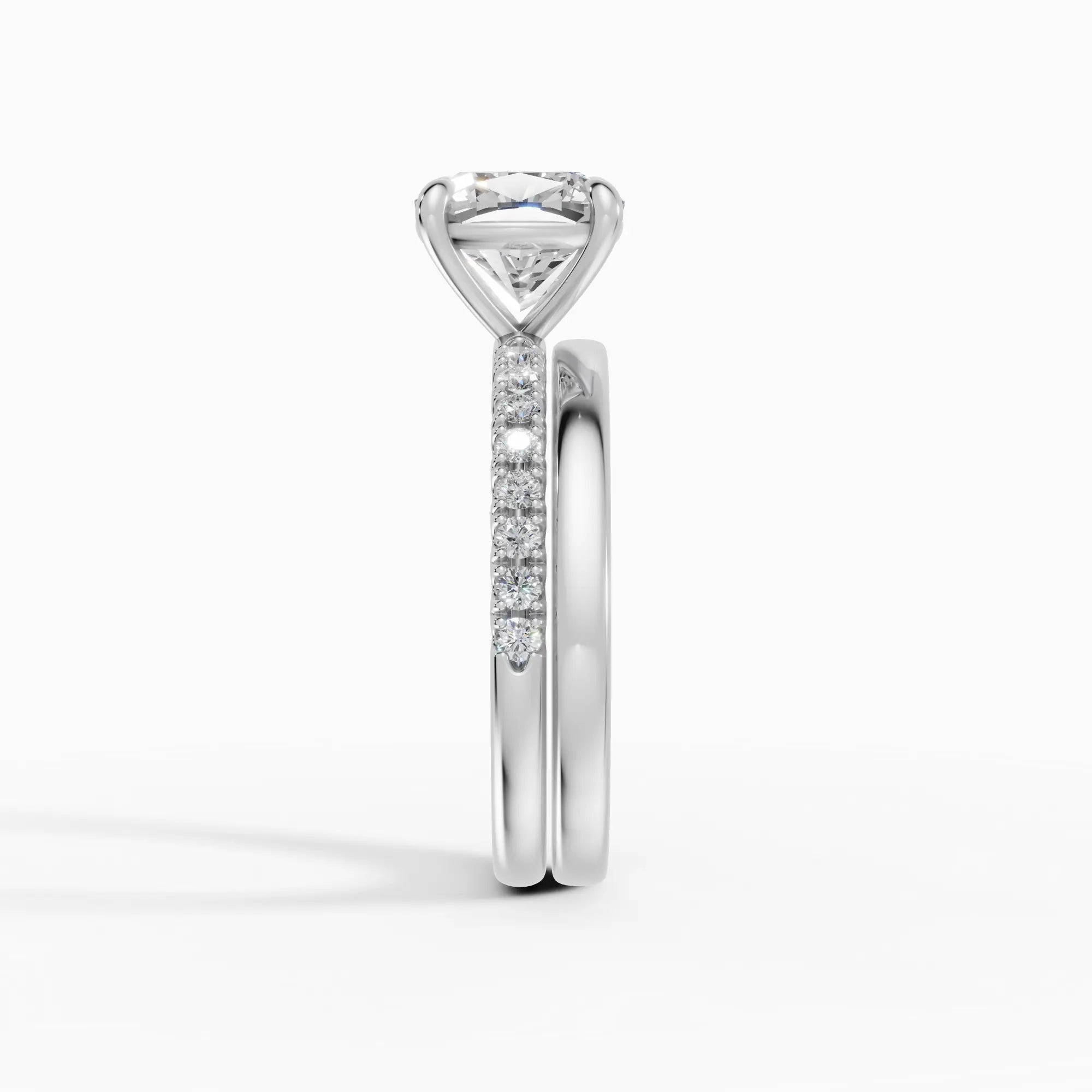 AURORA | Anillo solitario corte cojín medio pavé