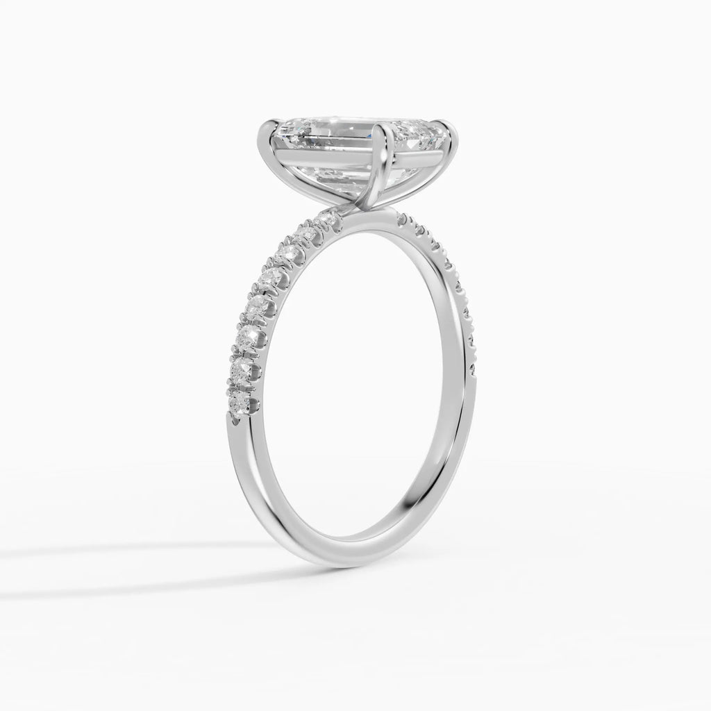 Anillo de compromiso AURORA esmeralda solitario corte medio pavé - puesto en mano