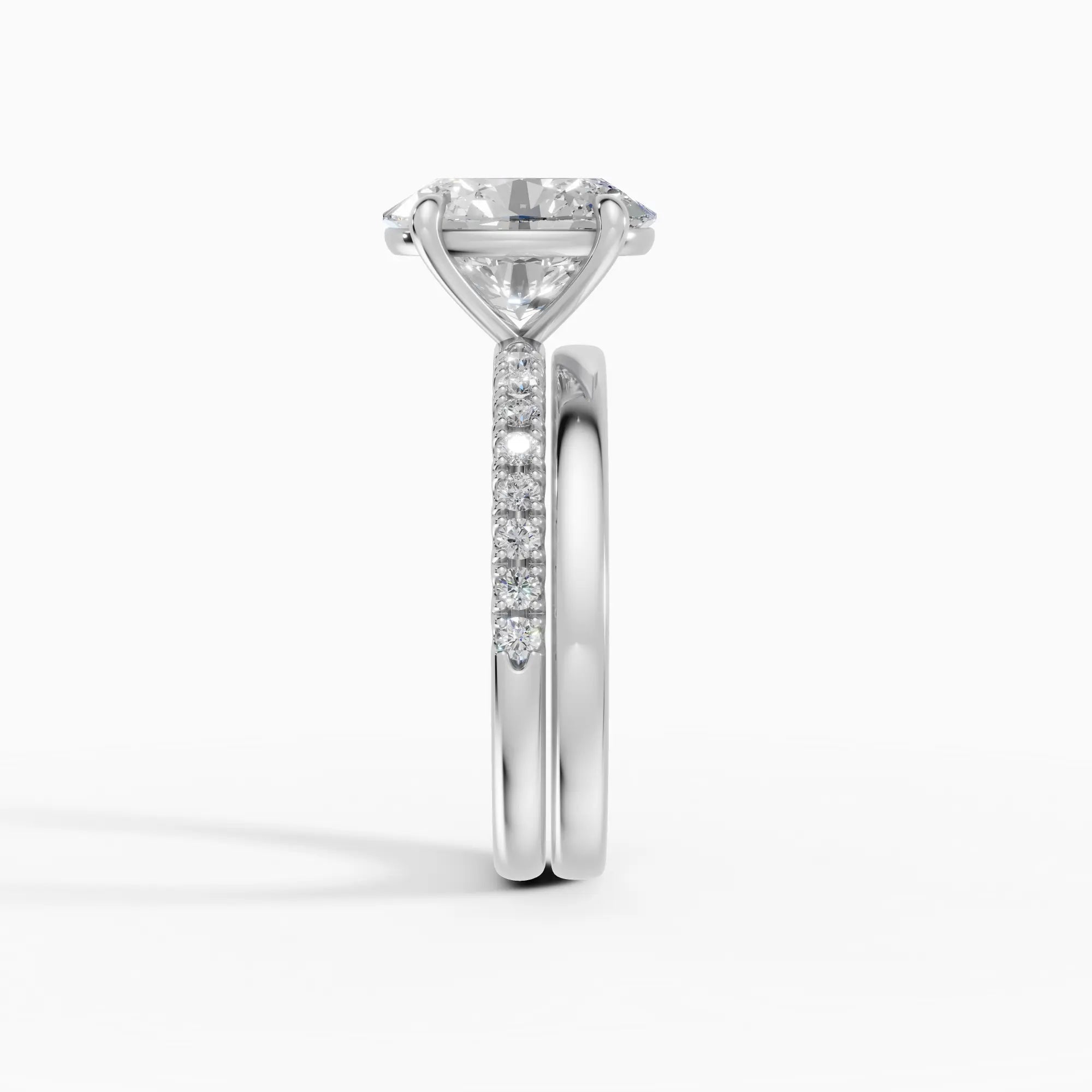 AURORA | Anillo solitario corte oval medio pavé