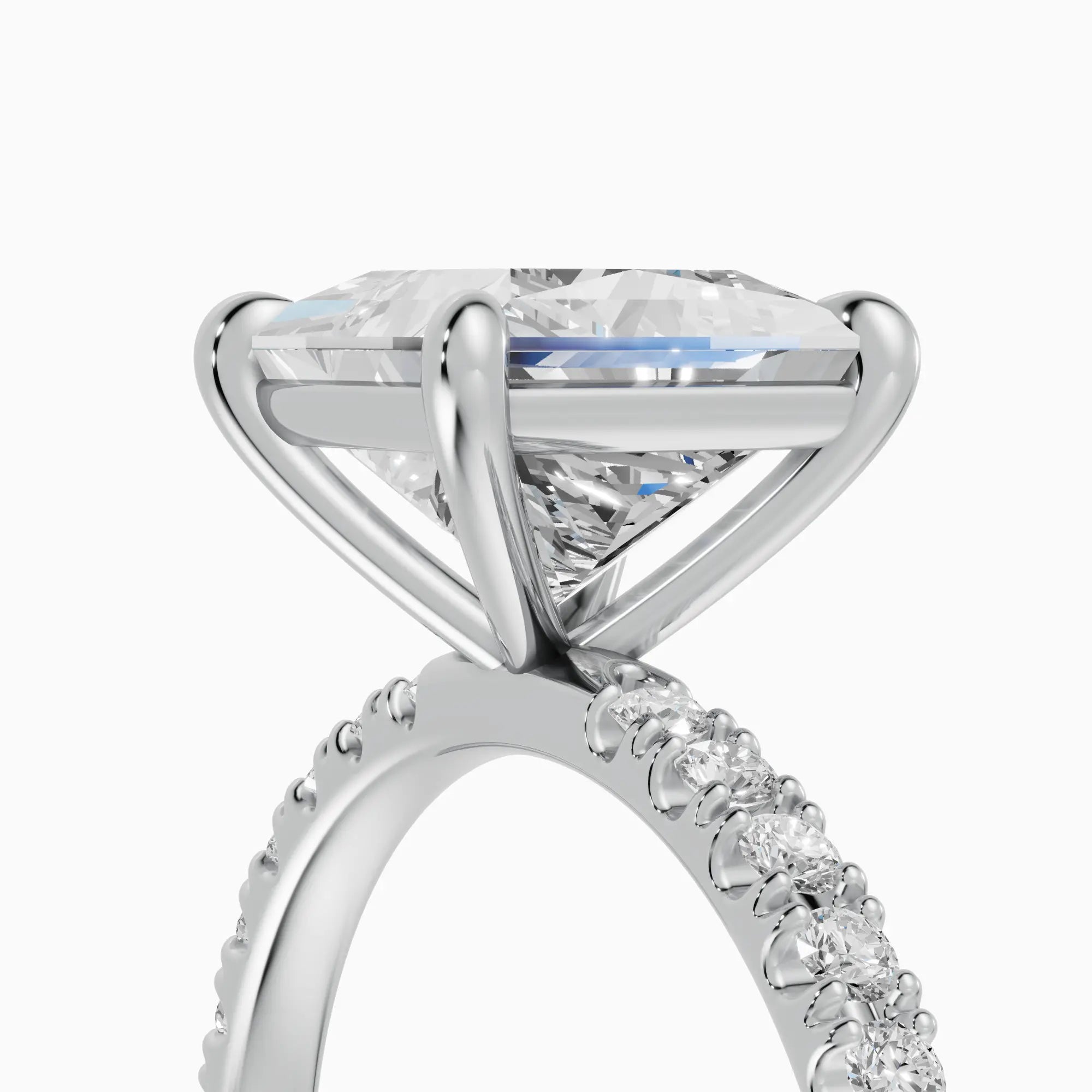 AURORA | Anillo solitario corte princesa medio pavé