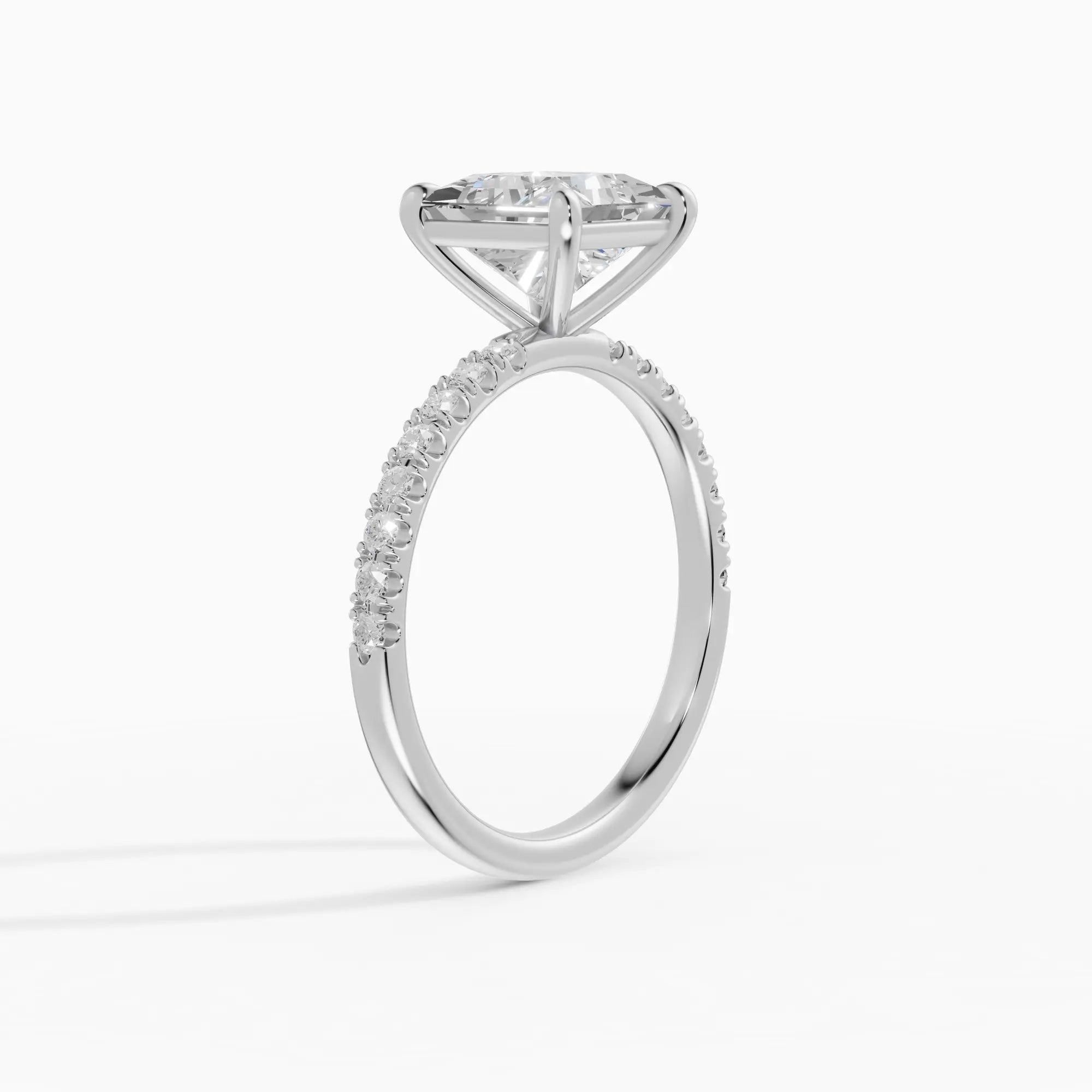 AURORA | Anillo solitario corte princesa medio pavé