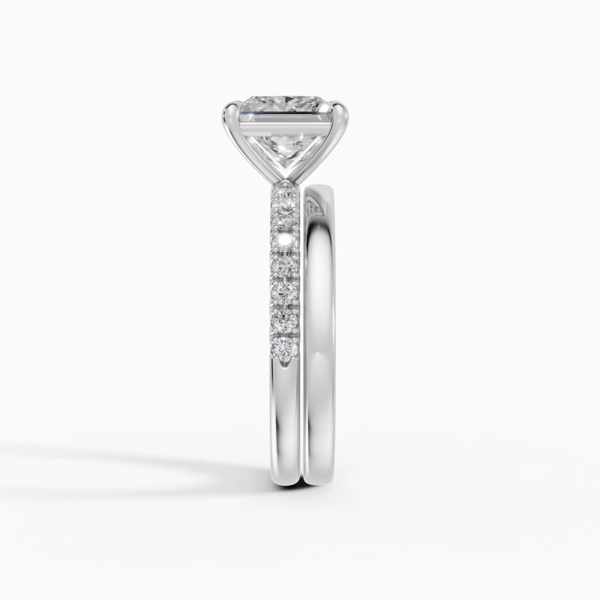 AURORA | Anillo solitario corte princesa medio pavé