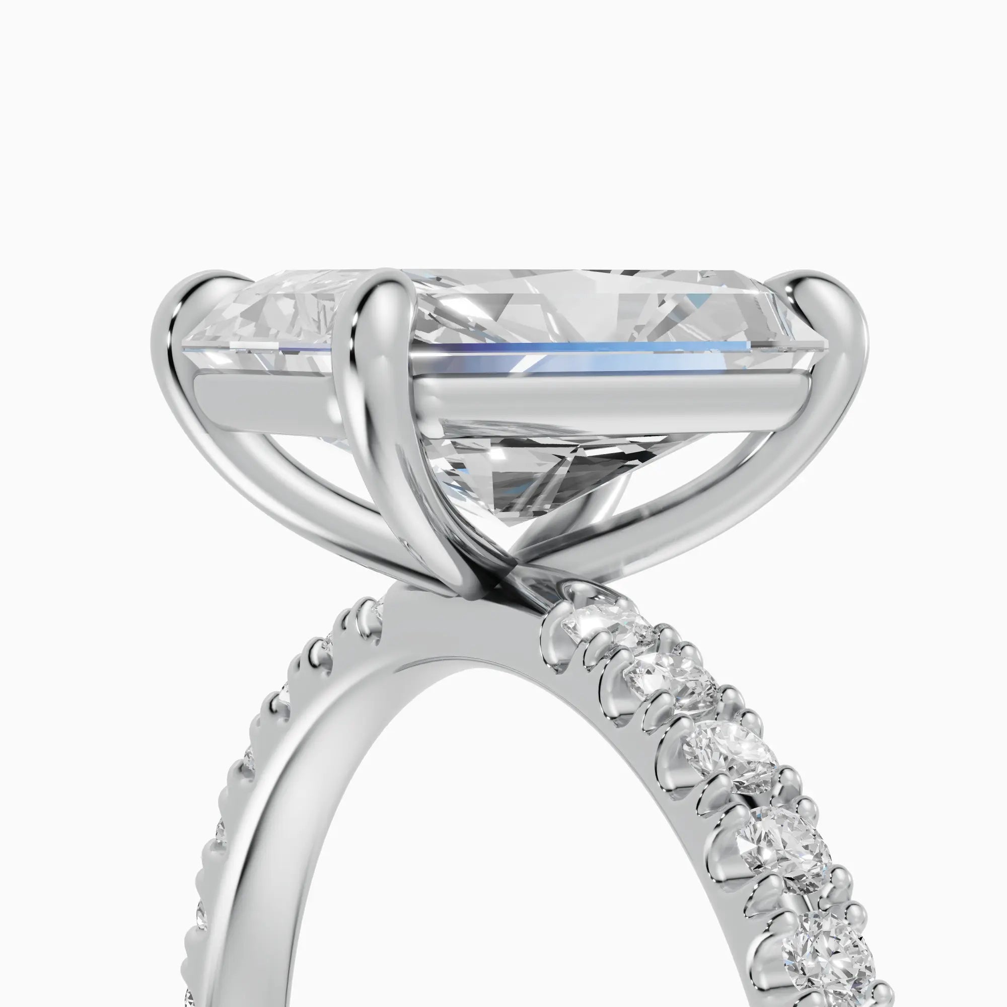 AURORA | Anillo solitario corte radiante medio pavé