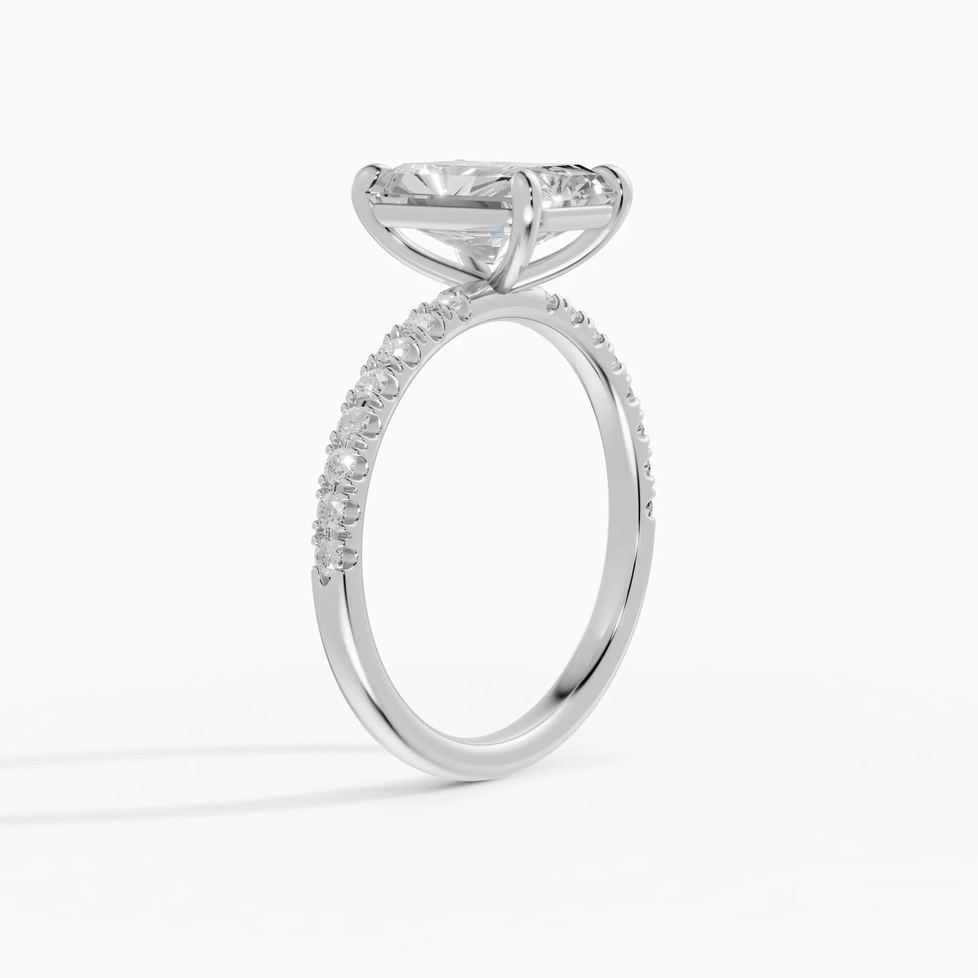 AURORA | Anillo solitario corte radiante medio pavé