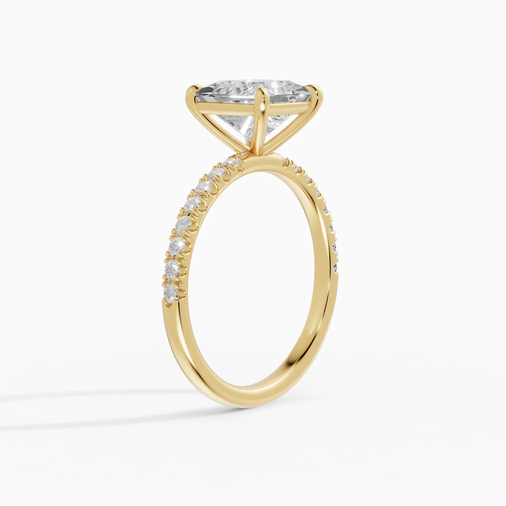 AURORA | Anillo solitario corte princesa medio pavé