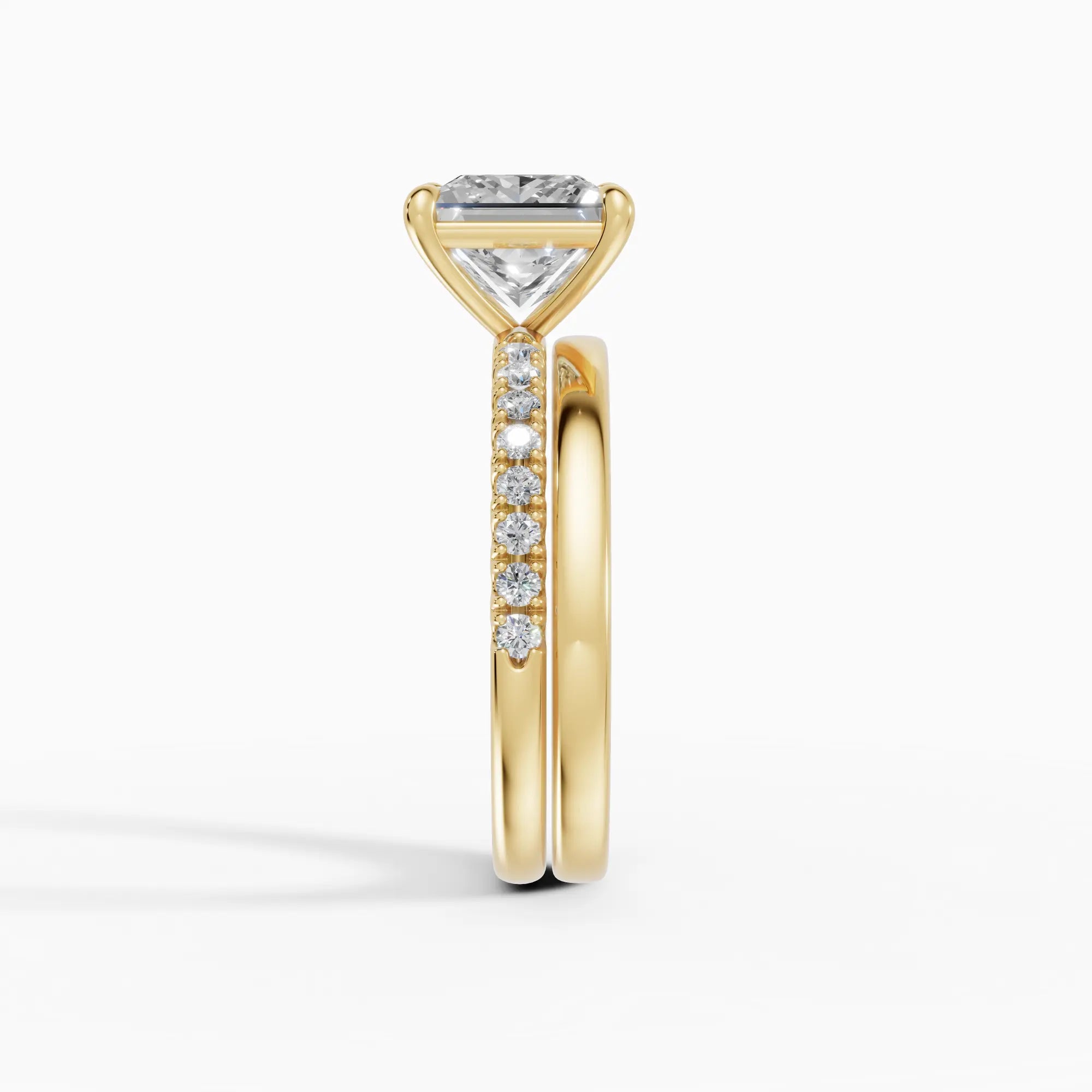 AURORA | Anillo solitario corte princesa medio pavé