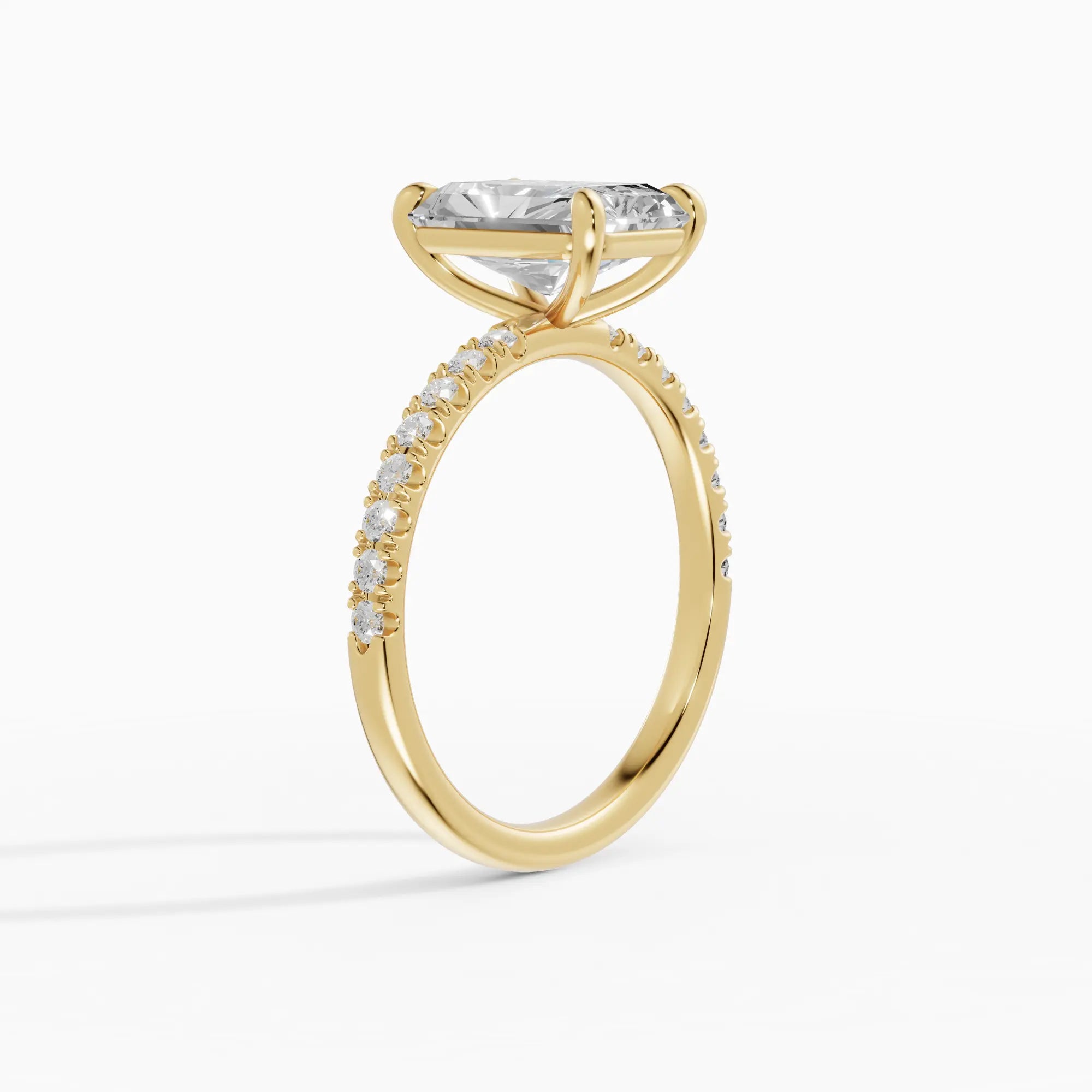 AURORA | Anillo solitario corte radiante medio pavé