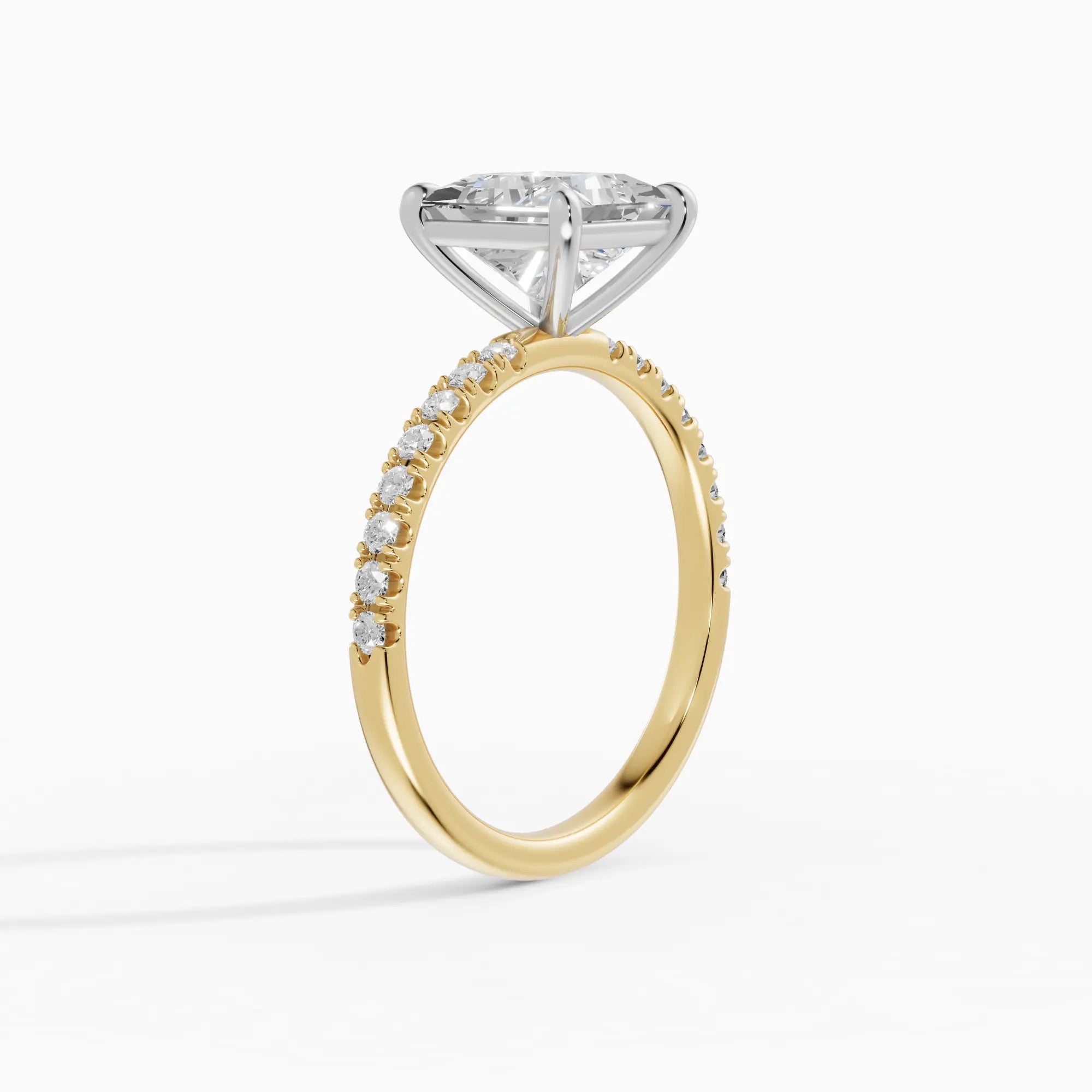 AURORA | Anillo solitario corte princesa medio pavé