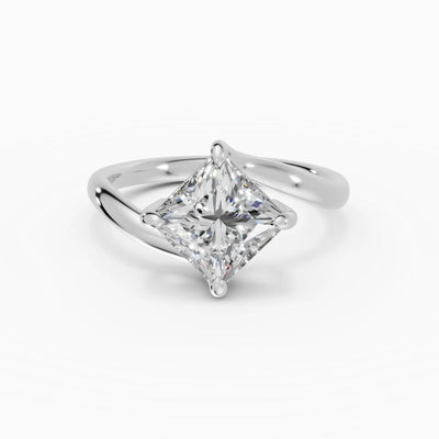 AXIS | Anillo princesa con engaste compás bypass