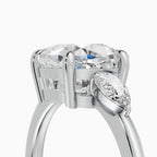 Anillo de compromiso ELARA cojín trilogía - contexto