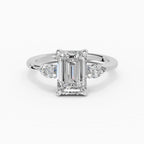 Anillo de compromiso ELARA esmeralda trilogía - lifestyle