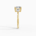 Anillo de compromiso ELARA cojín trilogía en oro amarillo 14k - detalle engaste