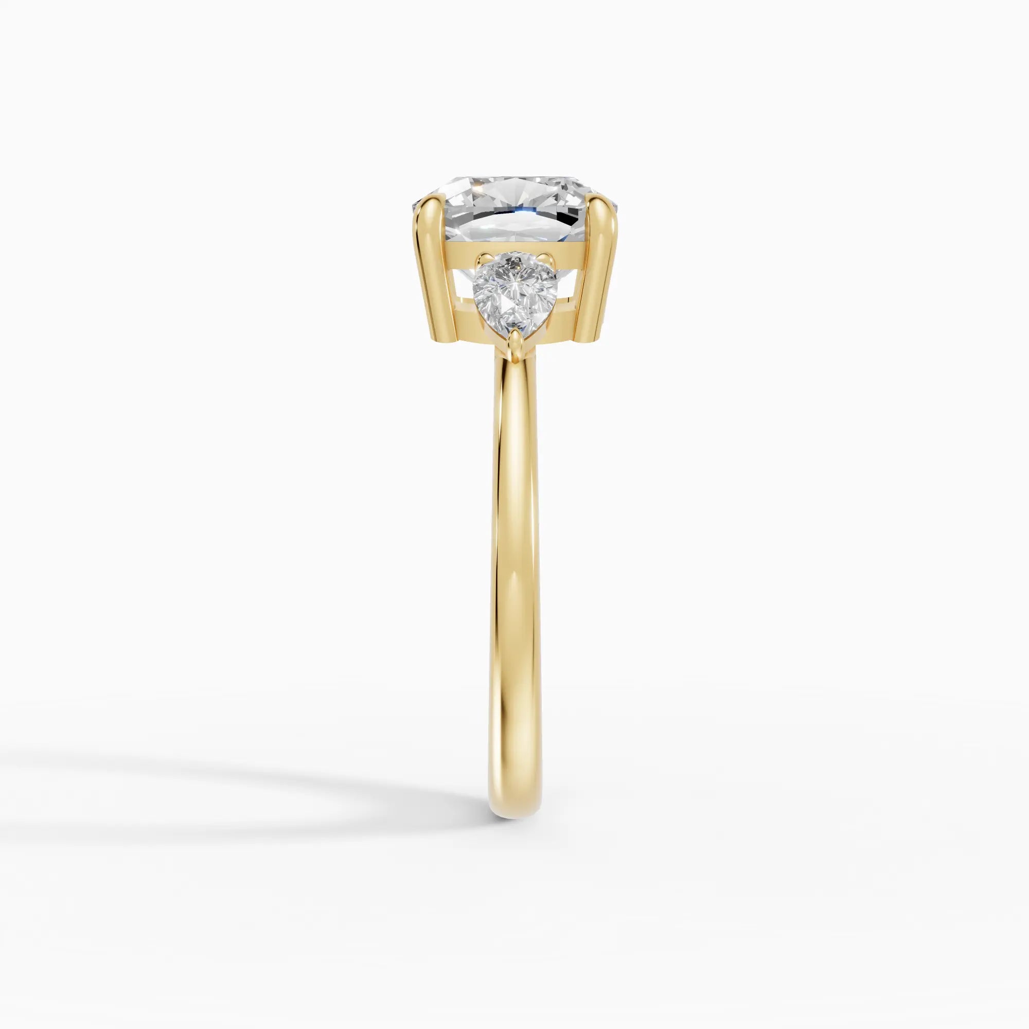 Anillo de compromiso ELARA cojín trilogía en oro amarillo 14k - detalle engaste