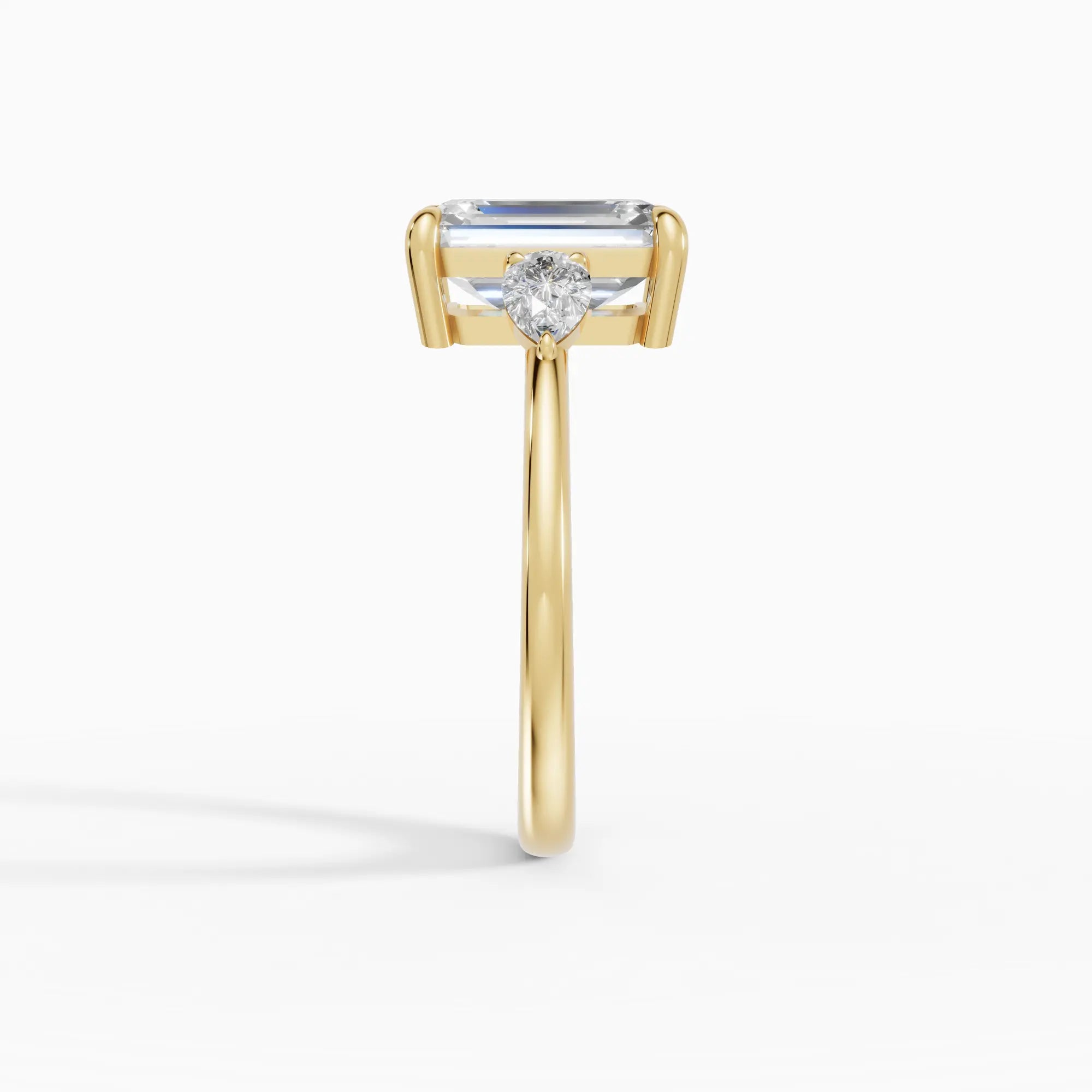 Anillo de compromiso ELARA esmeralda trilogía en oro amarillo 14k - detalle engaste
