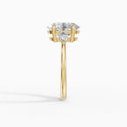Anillo de compromiso ELARA oval trilogía en oro amarillo 14k - detalle engaste