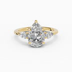 Anillo de compromiso ELARA pera trilogía en oro amarillo 18k
