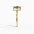 Anillo de compromiso ELARA radiante trilogía en oro amarillo 14k - detalle engaste