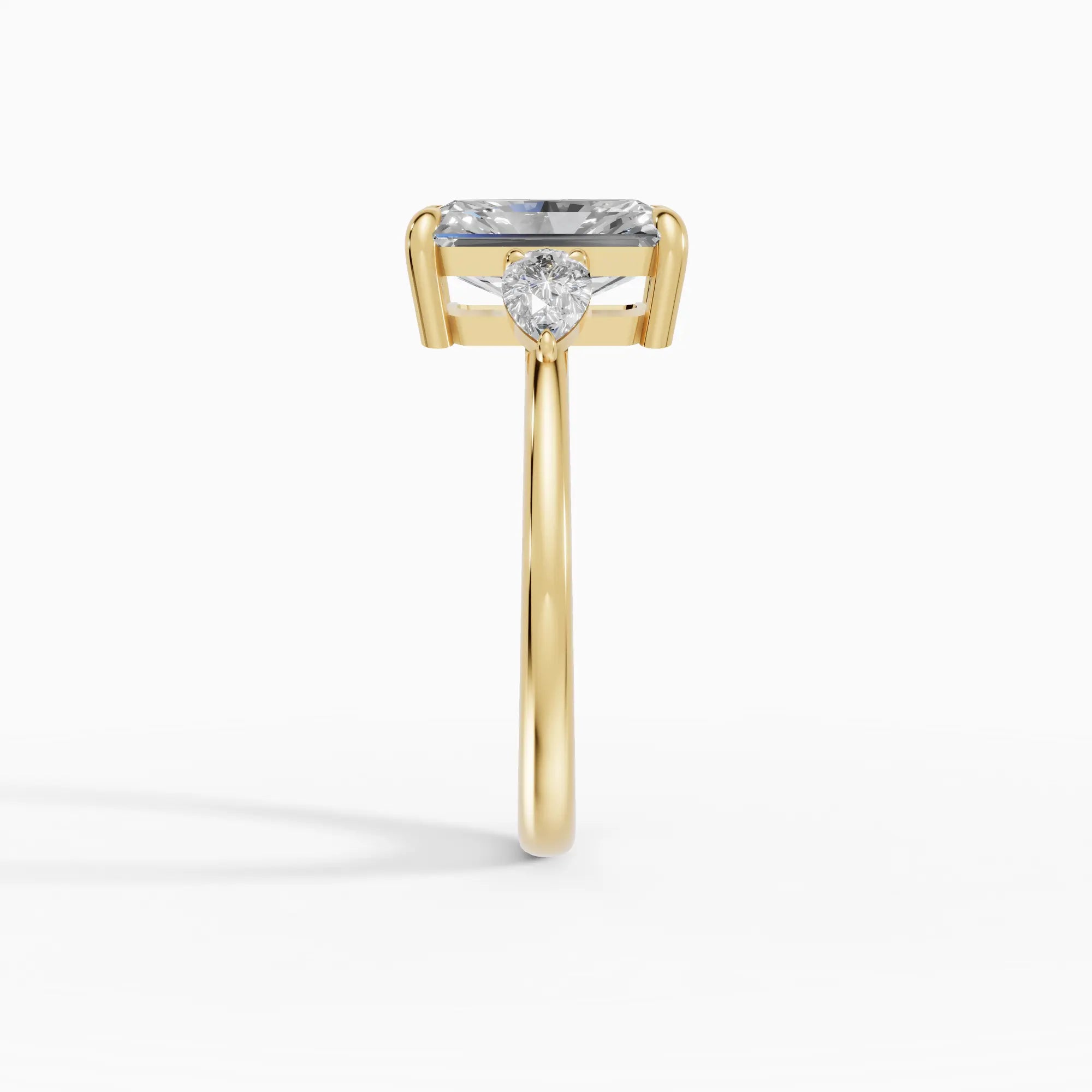 Anillo de compromiso ELARA radiante trilogía en oro amarillo 14k - detalle engaste