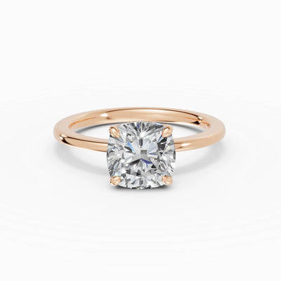 Anillo de compromiso Flora en oro rosa con diamante corte cojín de 2 quilates detalle del aro