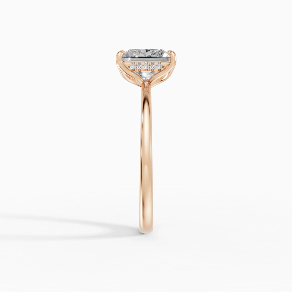 Anillo de compromiso Flora en oro rosa con diamante corte princesa de 2 quilates vista perfil