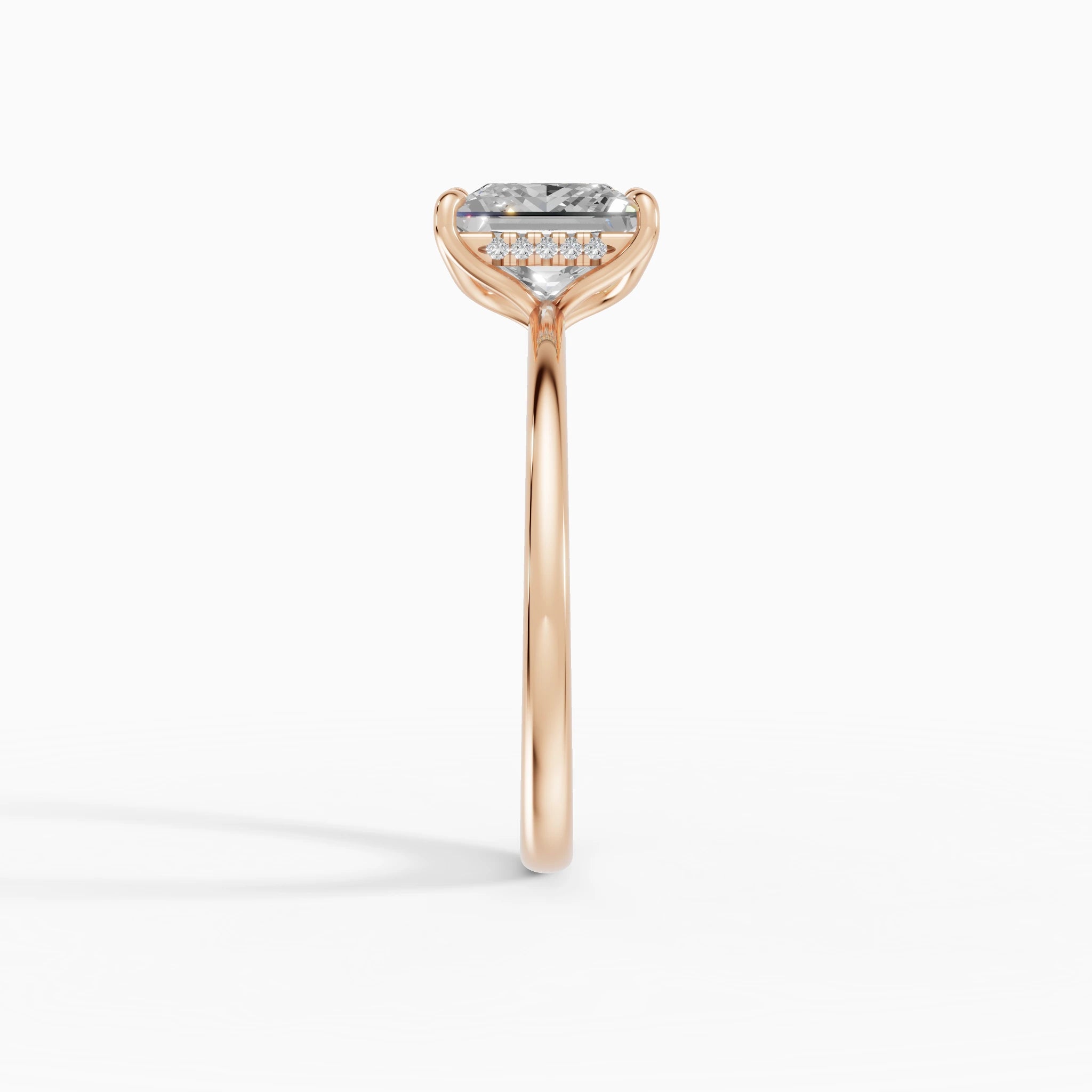 Anillo de compromiso Flora en oro rosa con diamante corte princesa de 2 quilates vista perfil