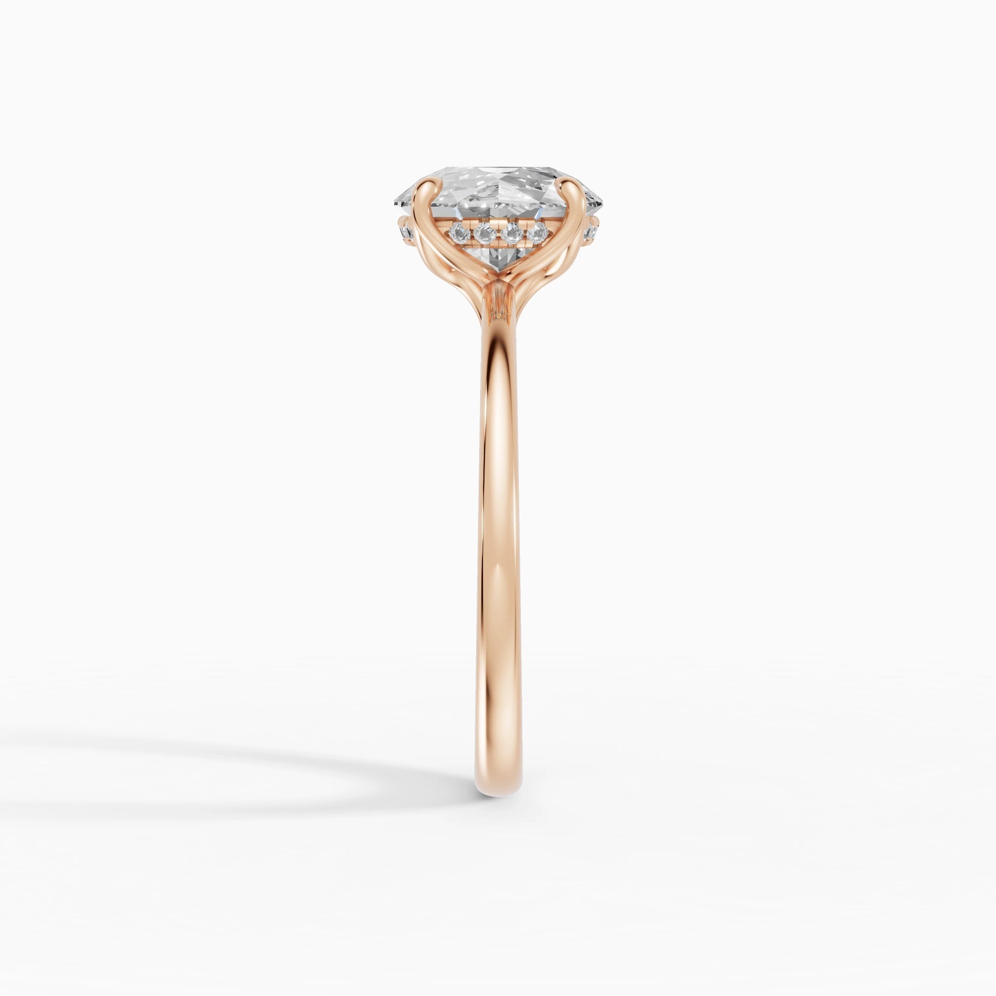 Anillo de compromiso Flora en oro rosa con diamante corte brillante de 2 quilates vista perfil