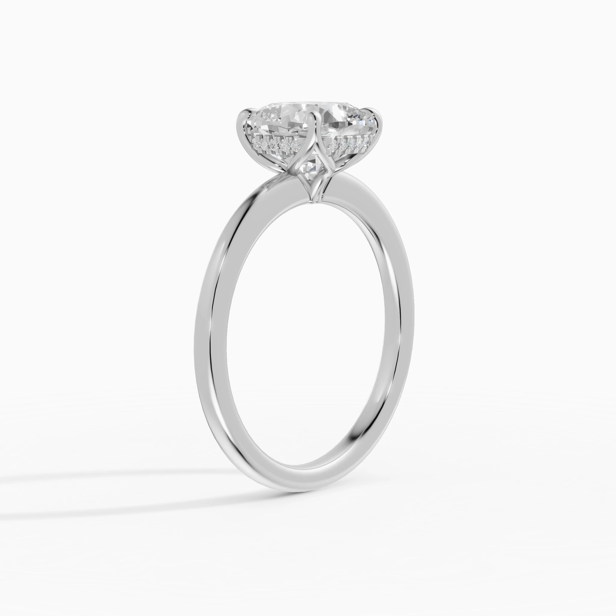 Anillo de compromiso Flora en oro blanco con diamante corte cojín de 2 quilates vista lateral