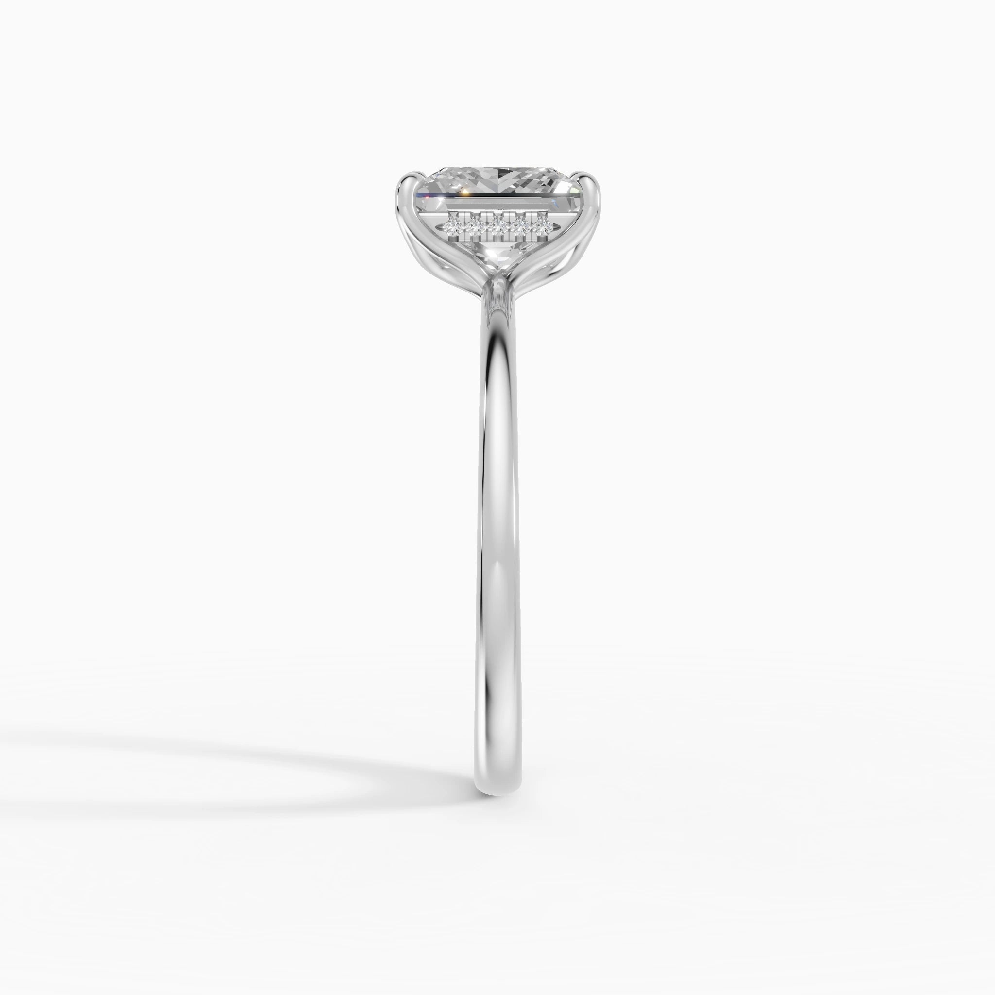 Anillo de compromiso Flora en oro blanco con diamante corte princesa de 2 quilates vista perfil