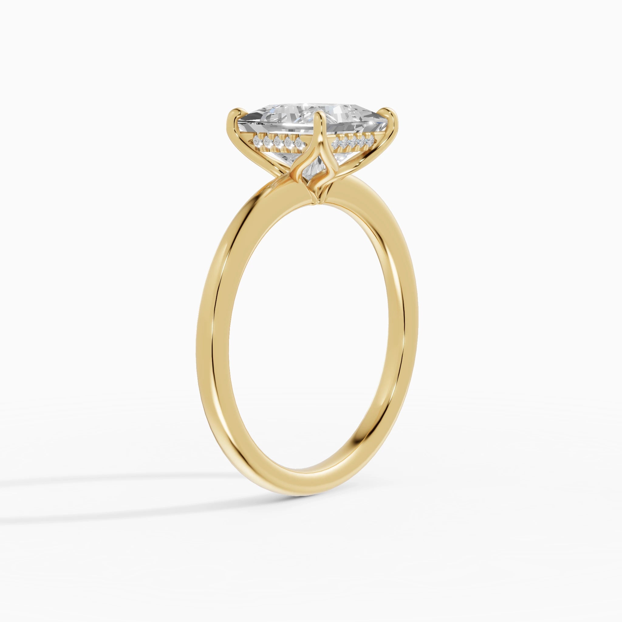 Anillo de compromiso Flora en oro amarillo con diamante corte princesa de 2 quilates vista lateral