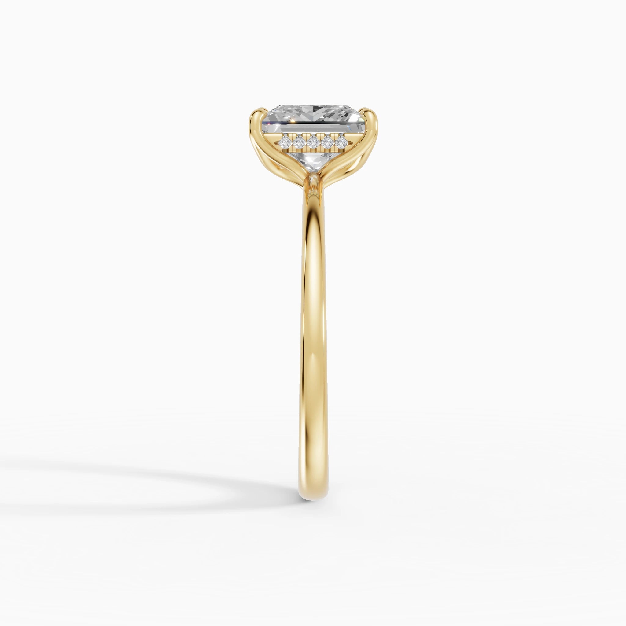 Anillo de compromiso Flora en oro amarillo con diamante corte princesa de 2 quilates vista perfil