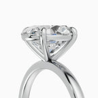 Anillo de compromiso GAIA oval solitario en oro blanco 18k - detalle engaste