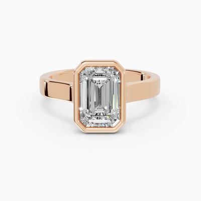 Anillo de compromiso HERA esmeralda solitario biselado - primer plano