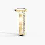 Anillo de compromiso HERA esmeralda solitario biselado en oro amarillo 14k - detalle engaste