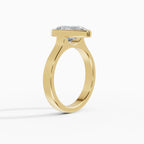 Anillo de compromiso HERA pera solitario biselado en oro amarillo - vista lateral