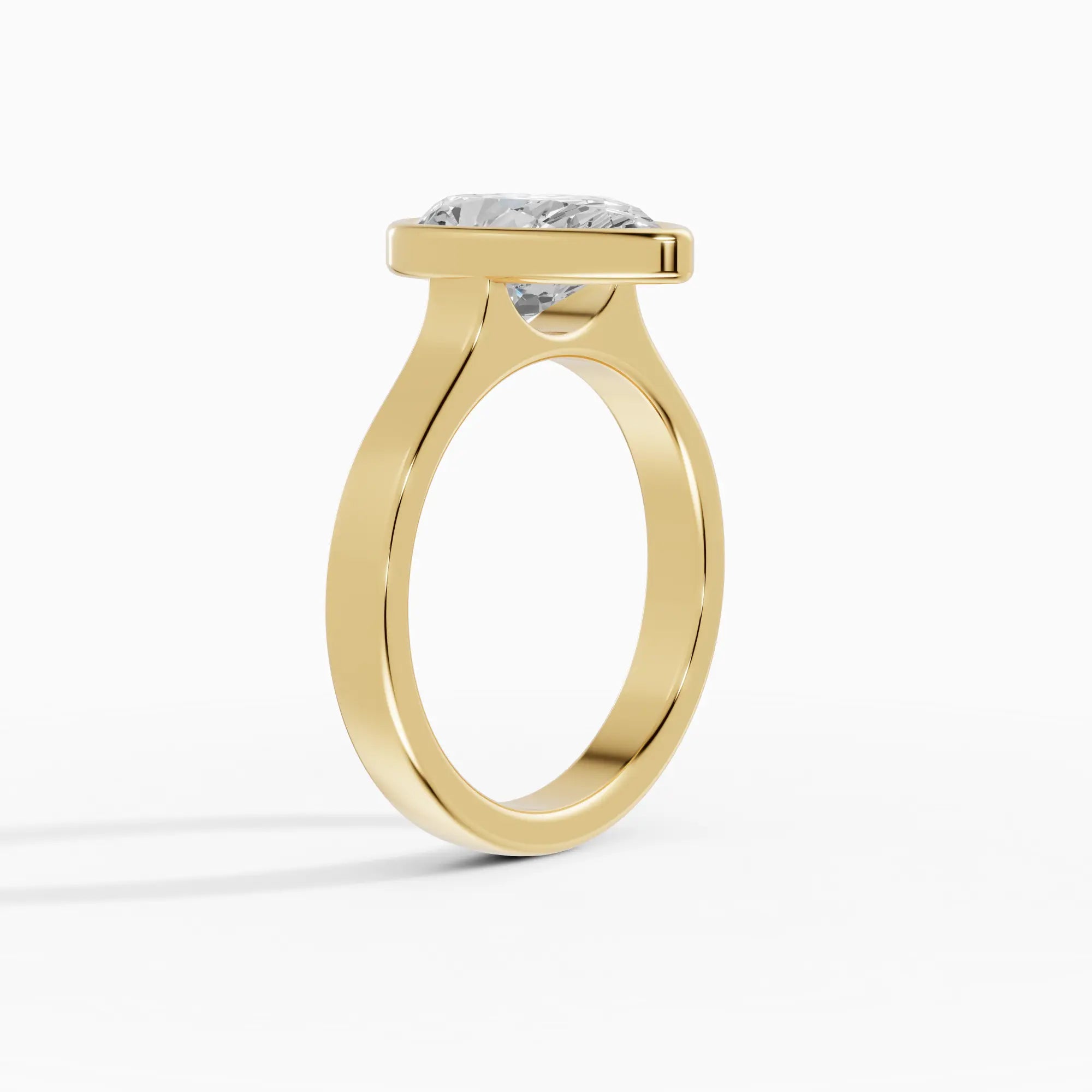 Anillo de compromiso HERA pera solitario biselado en oro amarillo - vista lateral