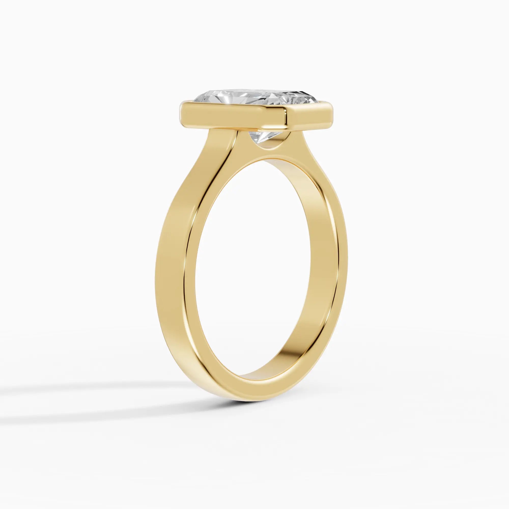 Anillo de compromiso HERA radiante solitario biselado en oro amarillo - vista lateral
