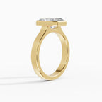 Anillo de compromiso HERA radiante solitario biselado en oro amarillo - vista lateral