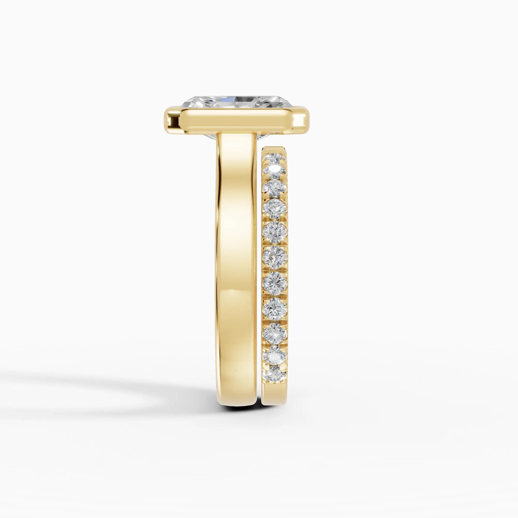 Anillo de compromiso HERA radiante solitario biselado en oro amarillo 14k - detalle engaste