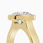 Anillo de compromiso HERA brillante solitario biselado - detalle banda