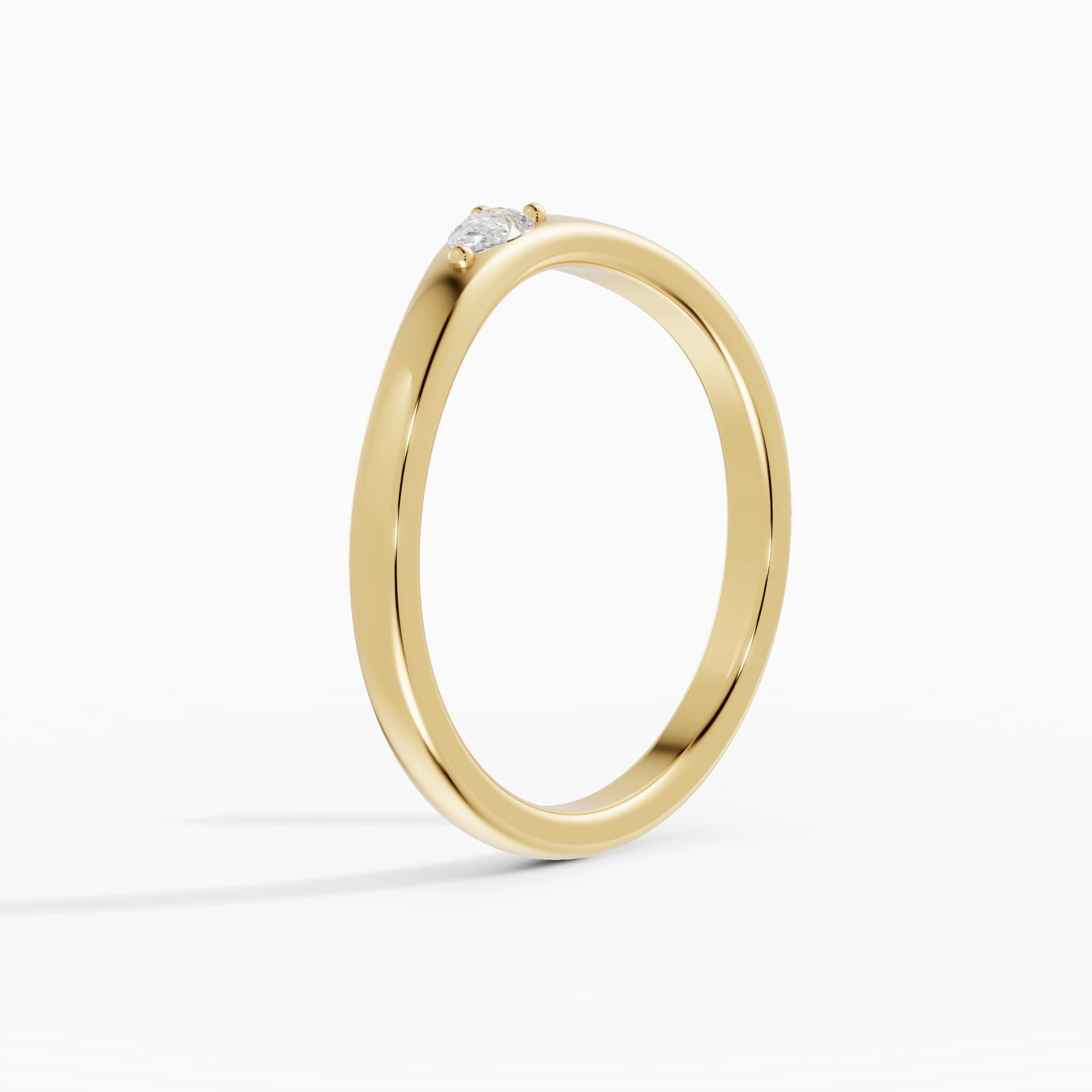 Anillo de compromiso Selene en oro amarillo con diamantes corte pera de 2,5 x 4 mm vista lateral