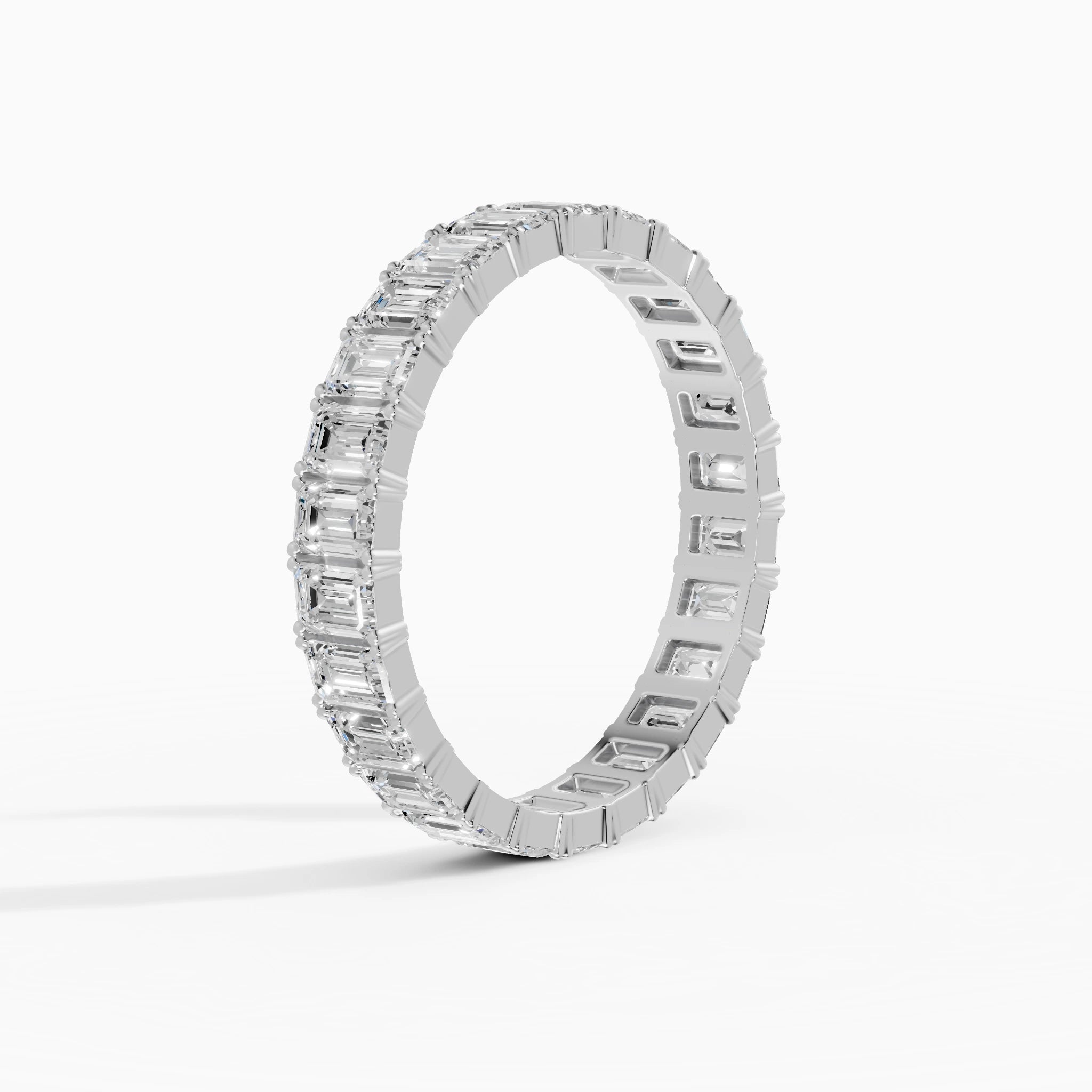 Anillo de compromiso Strata en oro blanco con diamantes corte esmeralda de 0,1 ct total vista lateral