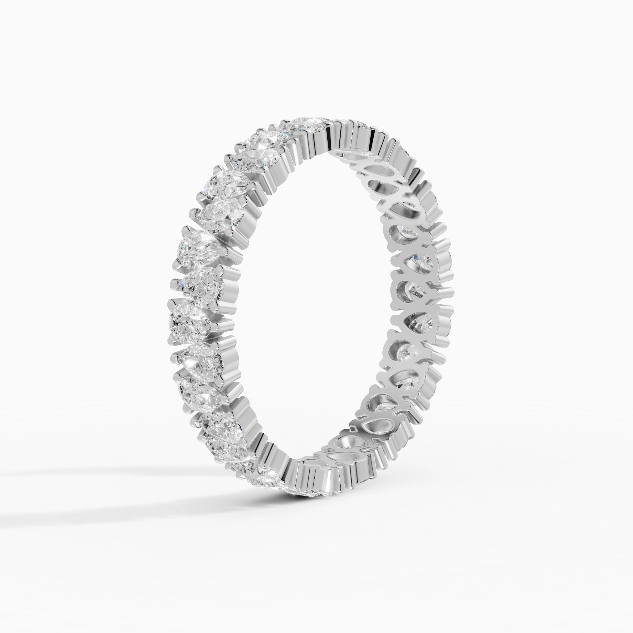 Anillo de compromiso Strata en oro blanco con diamantes corte pera de 0,13 ct total vista lateral
